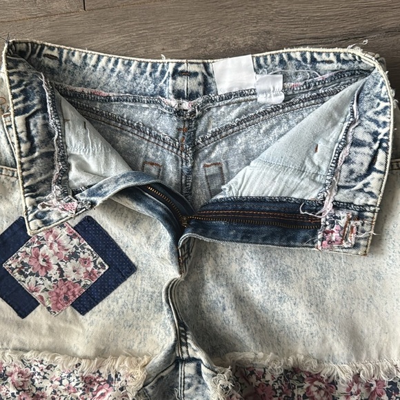 Vintage 1990’s mom high rise shorts with floral patchwork - Picture 7 of 9